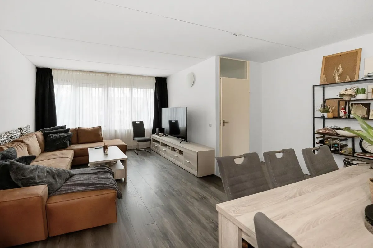 Three-room flat with a 14 m² south terrace next to Reigersbos metro