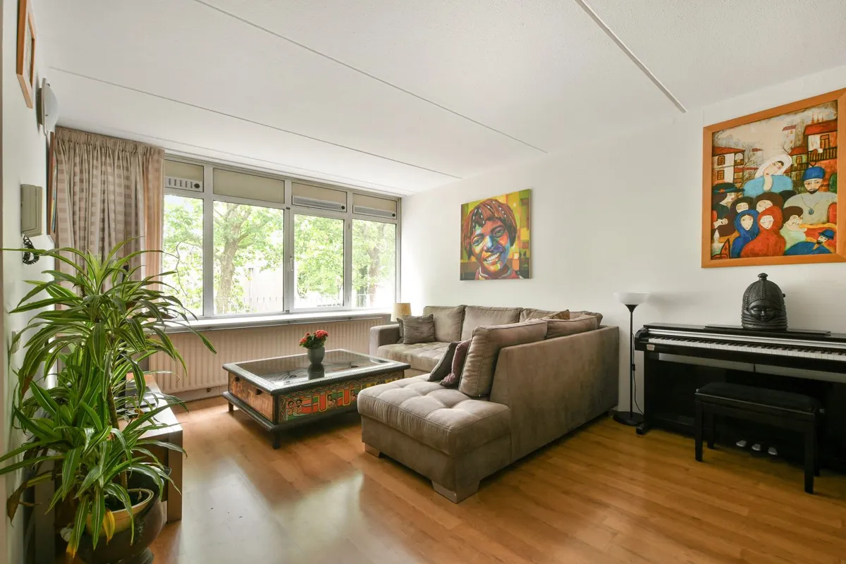 Three-room flat with a sunny roof terrace by Reigersbos market