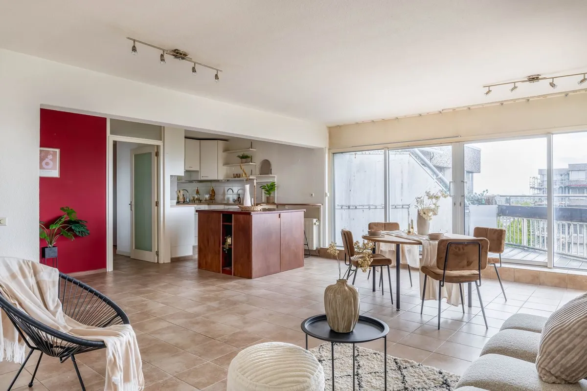 107 m² corner flat on the 10th floor with views over nature, Amsterdam