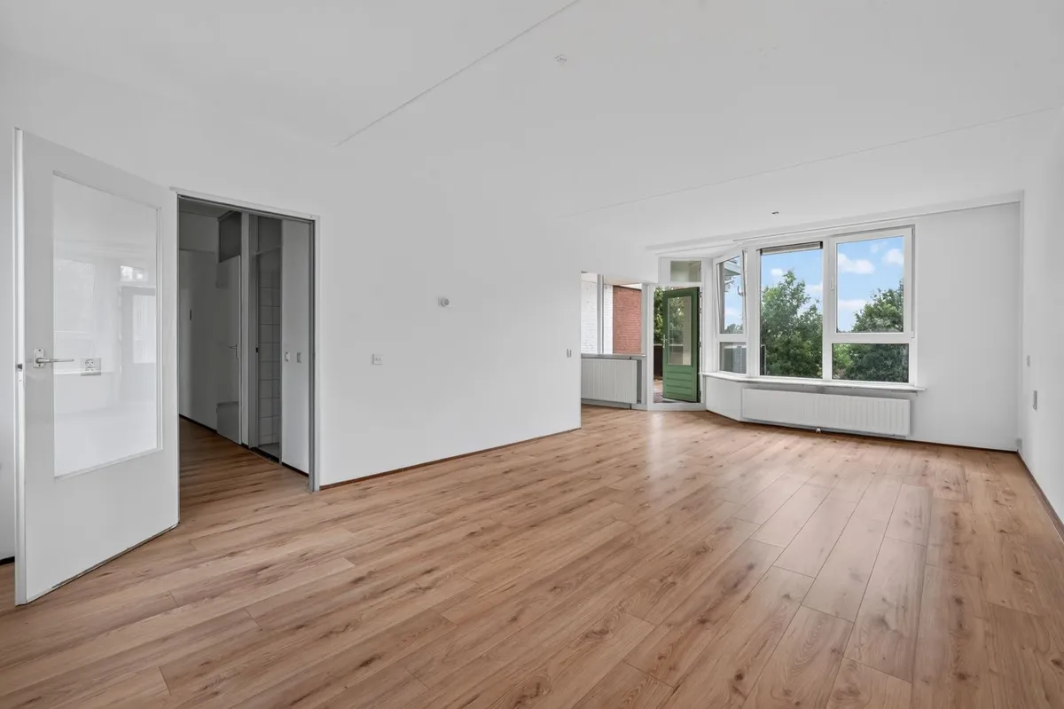 Three-room flat with a 15 m² south balcony and free views in Nellestein