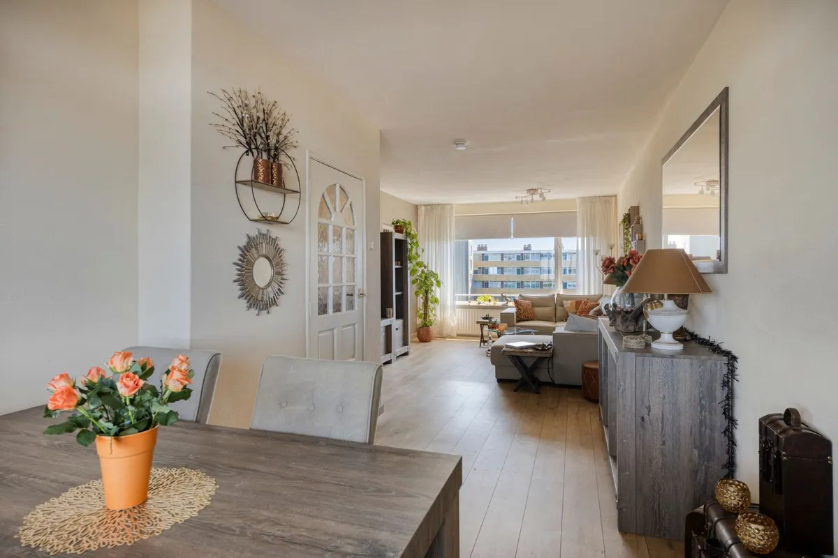 12th-floor flat with sweeping views and a covered balcony, Nieuw-West