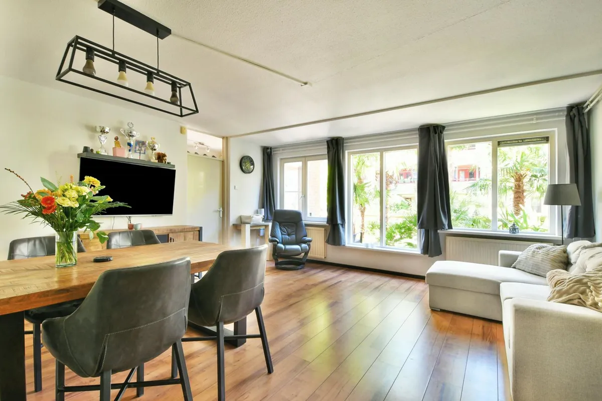 Ground-floor flat with tropical front and back gardens in Gein