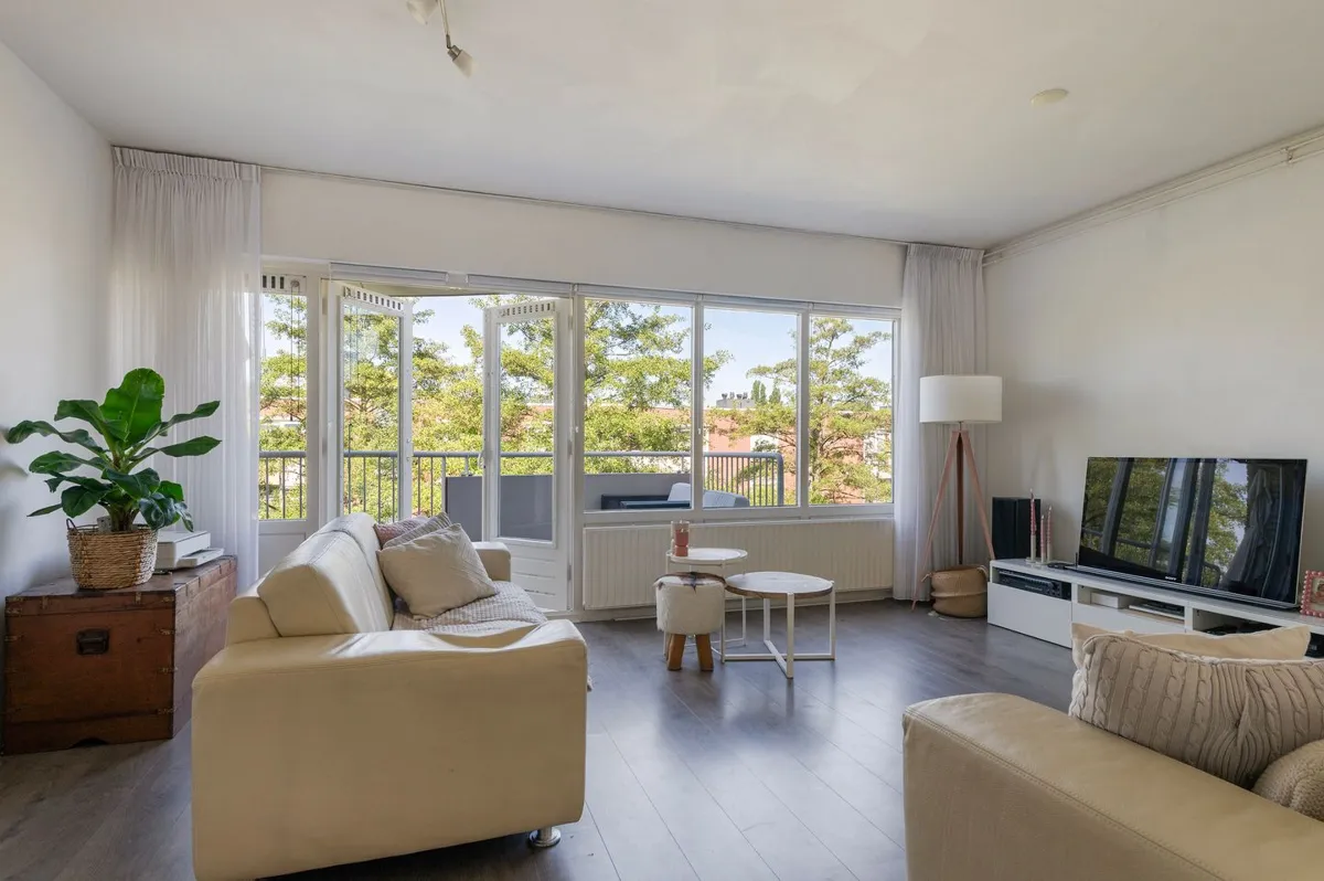 Three-room flat with a modern kitchen and two balconies in Reigersbos