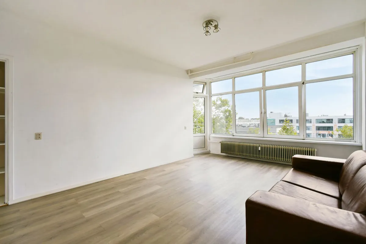 80 m² three-bedroom flat with a lift and balcony on Plein 40-45