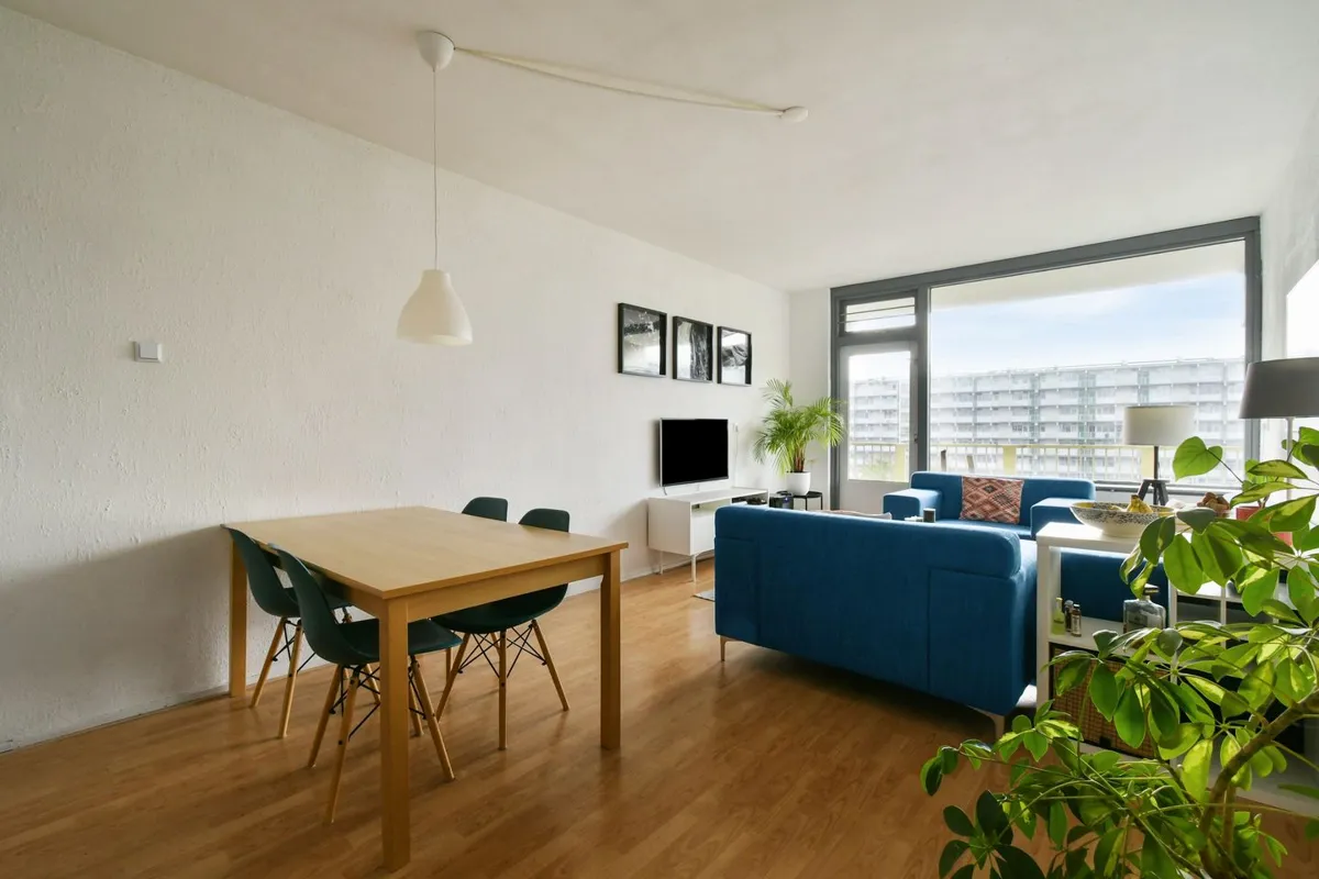 93 m² four-room flat with a 13.5 m² balcony by Nelson Mandela Park