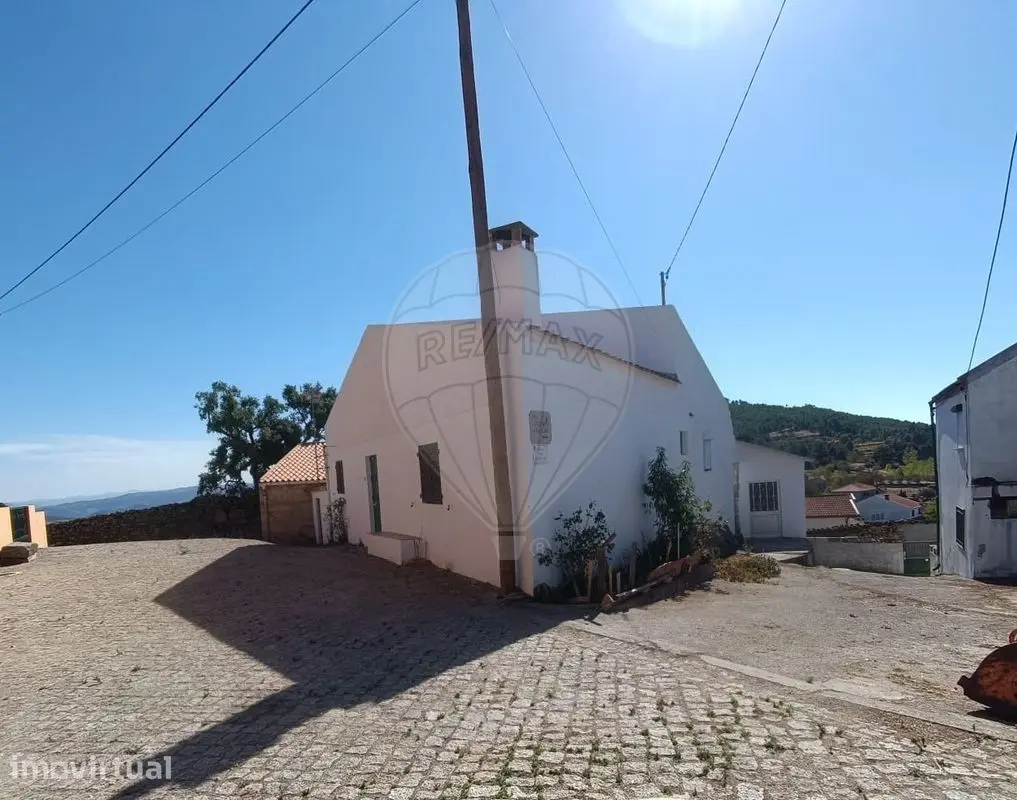 Single-storey house split into two homes in Seixo de Ansiães, Douro