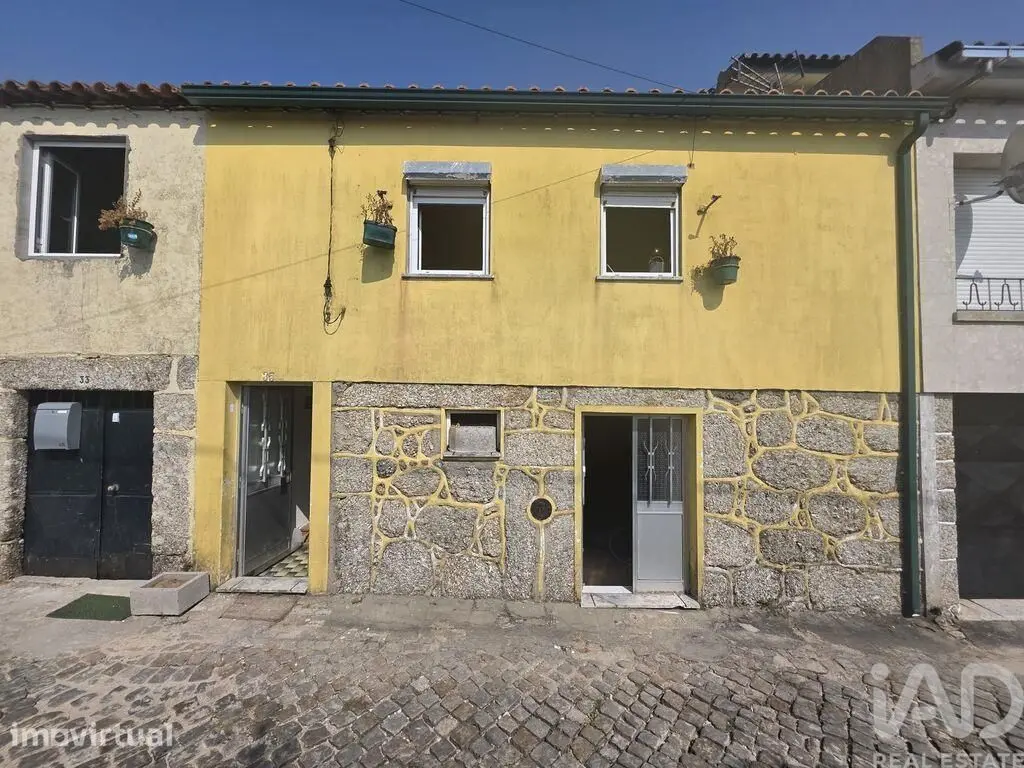 Two-storey three-bedroom house near Santa Comba Dão
