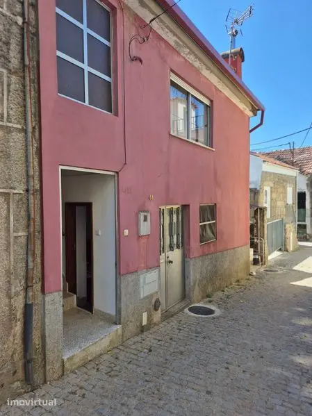 Ready-to-live four-bedroom house with a garage near Santa Eufémia
