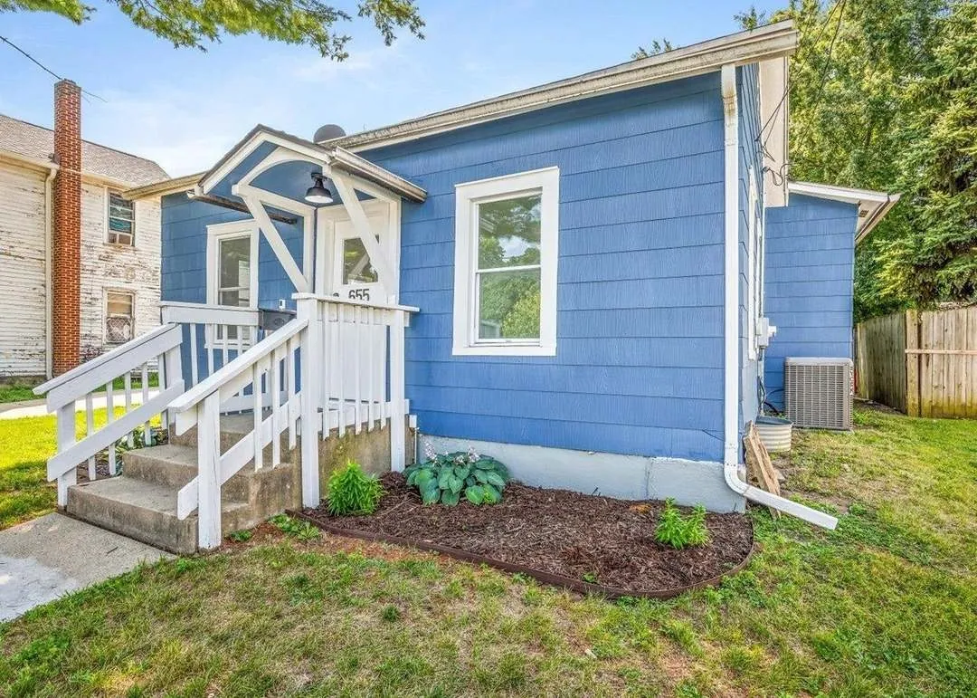 Blue 1907 cottage with 9-foot ceilings and a new kitchen