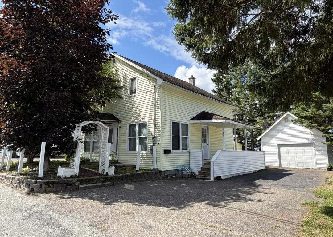 Garden house with arbor and garage on the Canadian border