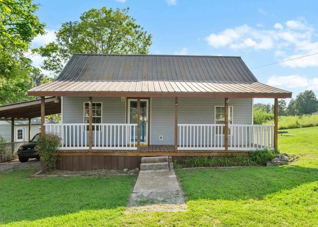 Porch cottage on a big lot next to the park in the Ozarks